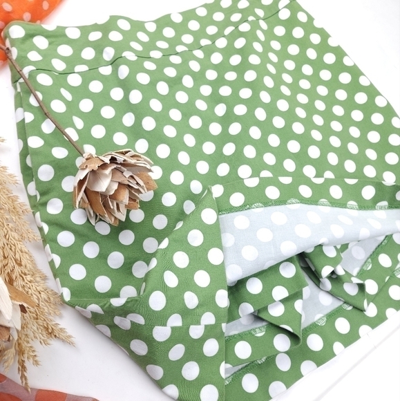 Larry Levine Green Polka Dot Skorts Size 6 - Picture 8 of 11